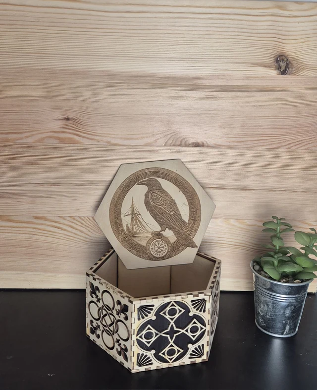 Boîte hexagonale viking personnalisée en bois